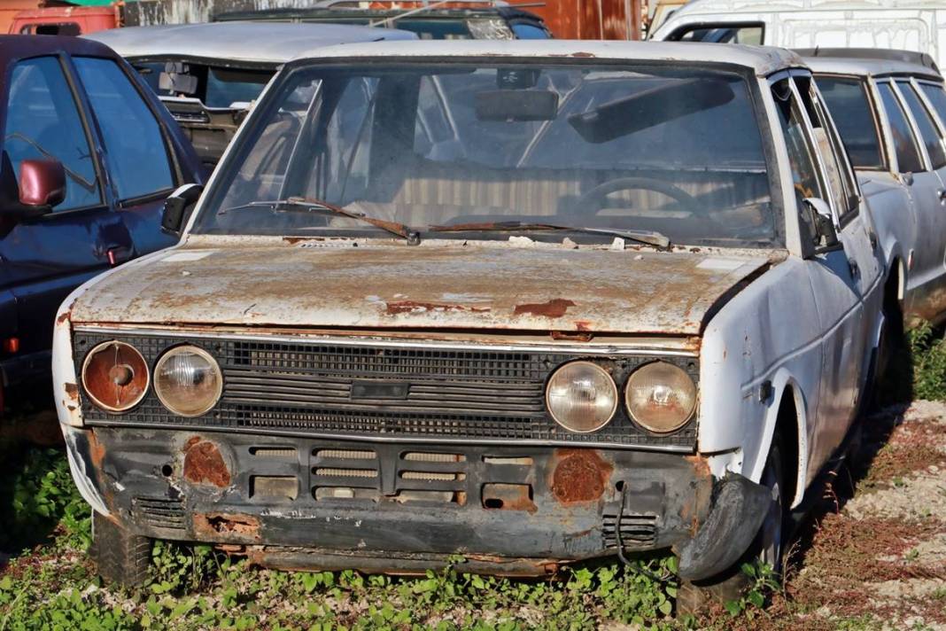 Milli servet, hurdaya çıktı! Milyonluk araçlar çürümeye terk edildi, 15 yıldır bekliyorlar 18